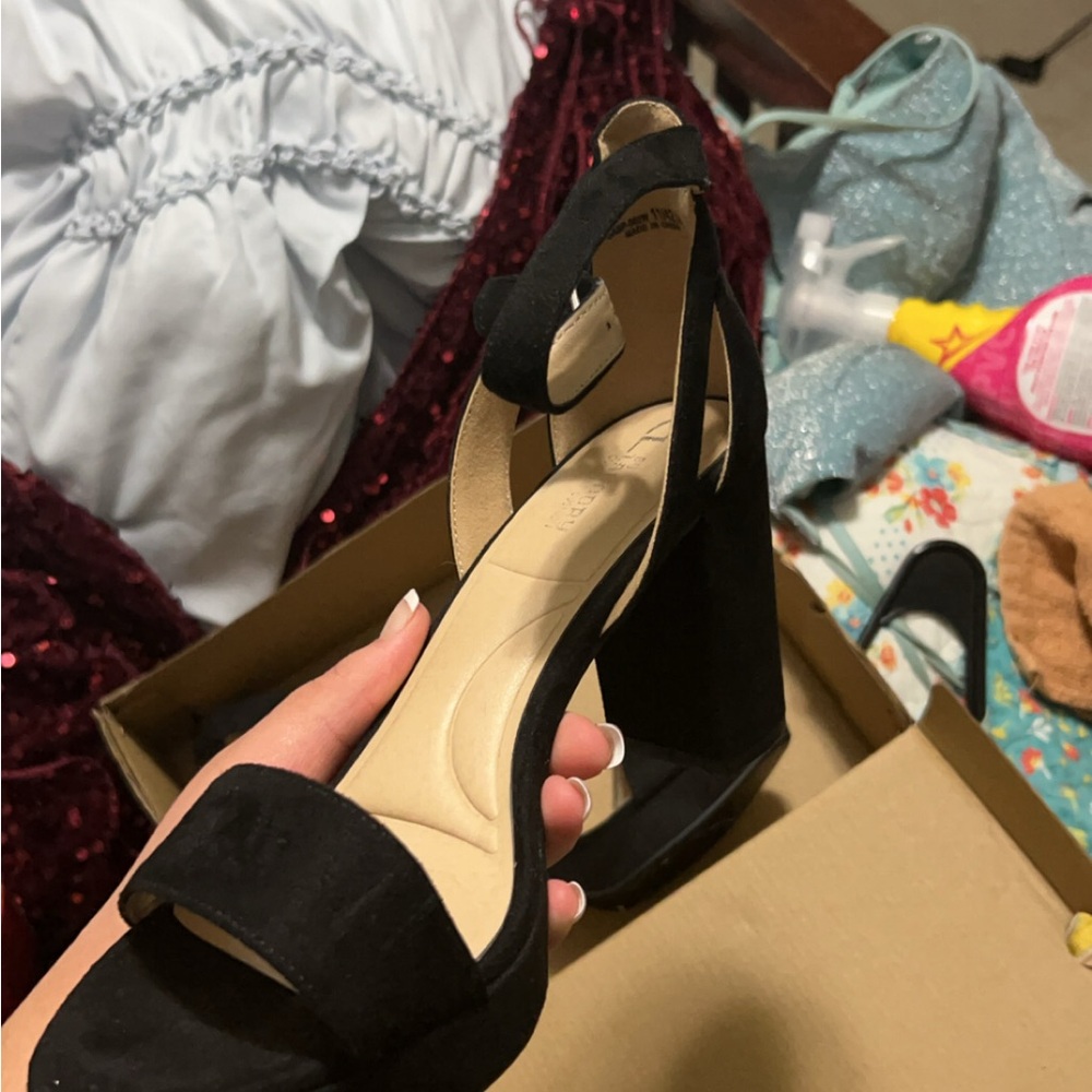 Black pumps